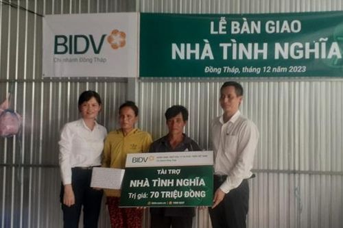 Bàn giao nhà tình nghĩa