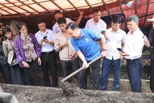 Nông dân Bát Xát tham quan, chia sẻ kinh nghiệm mô hình xử lý rác thải hữu cơ