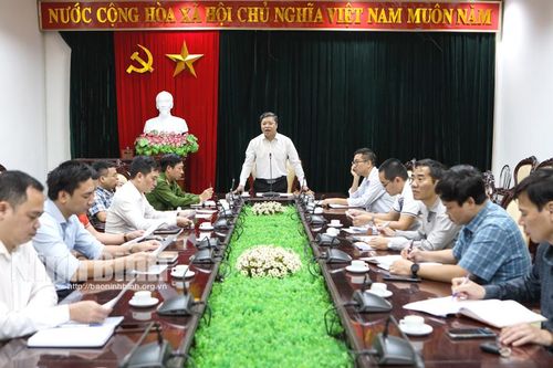 Thành phố Ninh Bình lắp đặt biển báo hiệu đường bộ trên một số tuyến đường chính và khu dân cư