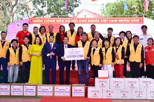 Đoàn tình nguyện Hàn Quốc giao lưu và tặng quà học sinh Phú Bình