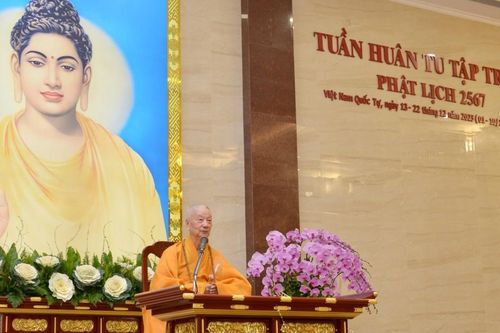 Đức Pháp chủ giáo giới trong khóa huân tu tập trung Phật lịch 2567 tại Việt Nam Quốc Tự