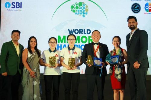 Tặng Bằng khen cho học sinh đoạt Huy chương Vàng Cuộc thi Siêu trí nhớ thế giới