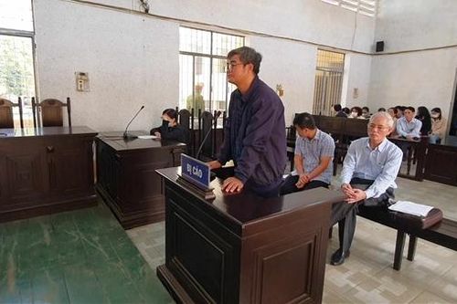 Lãnh án vì lập khống hồ sơ bù tiền quà cáp