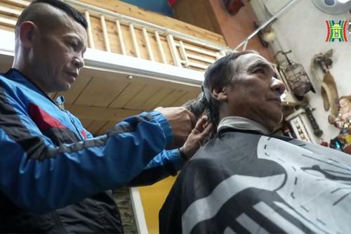 Cắt tóc trong ngõ