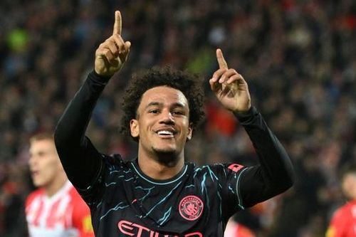 Cậu bé nhặt bóng ghi tên vào lịch sử Man City