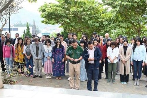 Đoàn cán bộ Tuyên giáo, báo chí, xuất bản TPHCM về nguồn 'Hành trình qua miền Tây Bắc'