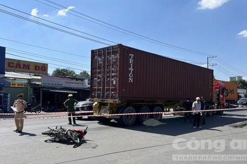 Đi khám bệnh về, một phụ nữ tử vong thương tâm dưới bánh xe container