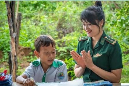 Tấm lòng của nữ nhạc sĩ quân hàm xanh với bệnh nhi ung thư