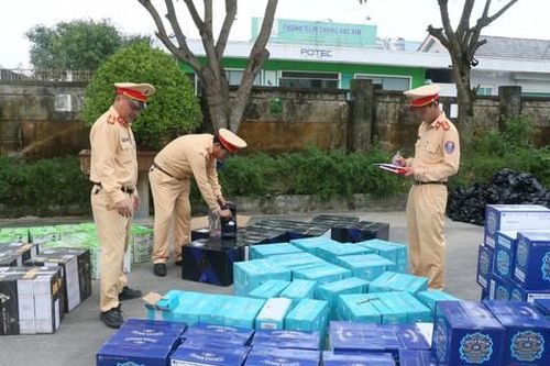CSGT kiểm tra xe tải, phát hiện hơn 1.600 chai rượu ngoại 'lậu'