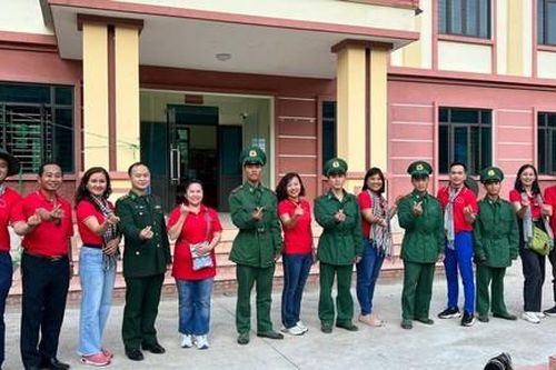 Đoàn cán bộ Tuyên giáo, báo chí, xuất bản TPHCM dâng hương tại Nghĩa trang liệt sĩ Đồi A1