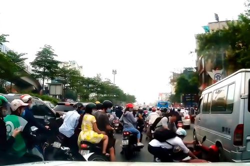 Vứt xe giúp người phụ nữ, chàng trai nhận 'cơn mưa' lời khen