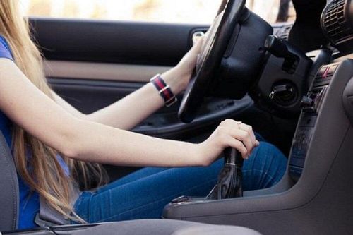 Sai lầm cần tránh khi lái ô tô số tự động