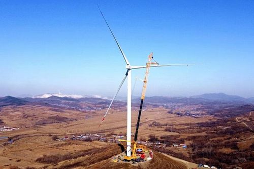 Cần cẩu bánh lốp nặng nhất thế giới nâng cánh turbine gió lên cao hơn 100m