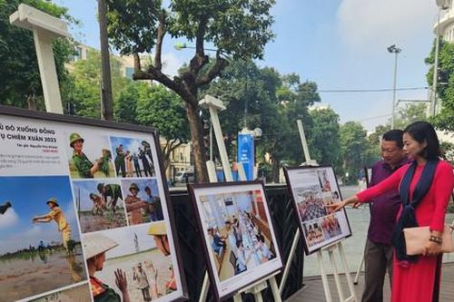 Thể hiện nét đẹp ứng xử của cán bộ, công chức bằng ngôn ngữ hình ảnh