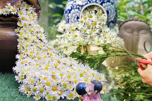 'Hoa báo Đông' dập dìu xuống phố, hội chị em có ngay trào lưu cắm hoa mới, tàn rồi vẫn 'chơi' được tiếp