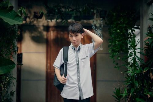 Từ âm nhạc, MV đến đĩa vật lý ngập tràn màu sắc thanh xuân của Đỗ Hoàng Dương