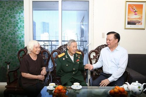 Bí thư Thành ủy Hà Nội Đinh Tiến Dũng thăm hỏi, tặng quà Anh hùng La Văn Cầu