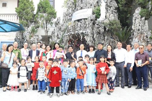 Lãnh đạo Thành phố tặng quà các hộ đồng bào công giáo hoàn cảnh khó khăn