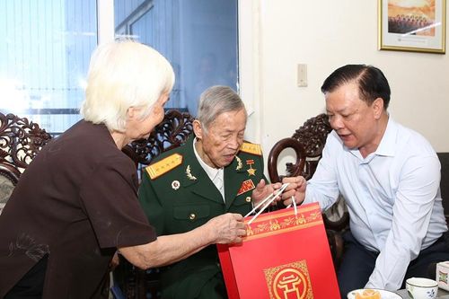 Bí thư Thành ủy Đinh Tiến Dũng thăm, tặng quà Anh hùng La Văn Cầu