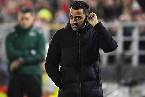 Xavi đối diện trát sa thải sau trận thua tại cúp C1, vừa bị đồng đội cũ chỉ trích, vừa không được sếp lớn nào chống lưng