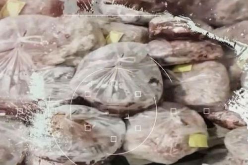 Kiểm tra, lấy mẫu xúc xích 'nghi ngờ' không bảo đảm an toàn thực phẩm ở Thái Bình