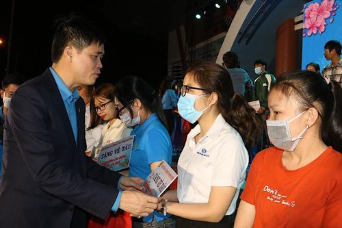 'Hành trình Tết Công đoàn-Xuân 2024' đưa đoàn viên, lao động về quê đón Tết