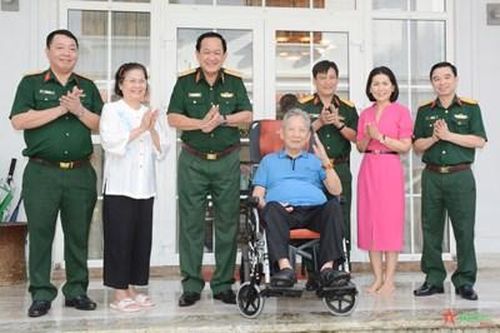 Thượng tướng Võ Minh Lương thăm, tặng quà các đồng chí nguyên Thứ trưởng Bộ Quốc phòng