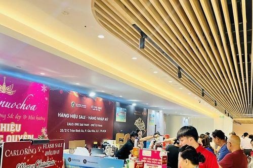 Hàng hiệu giảm giá đậm, có mặt hàng giảm tới 90%