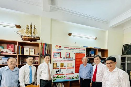 Lãnh đạo Ban Dân vận Trung ương thăm, chúc mừng Giáng sinh mục sư cùng đồng bào tín hữu