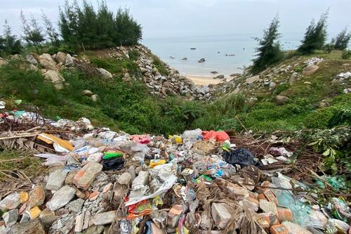 Rác thải ngập ngụa tại bãi biển thuộc xã Kỳ Xuân