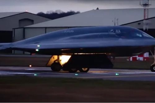 Clip B-2 Spirit hạ cánh khẩn vì hết dầu