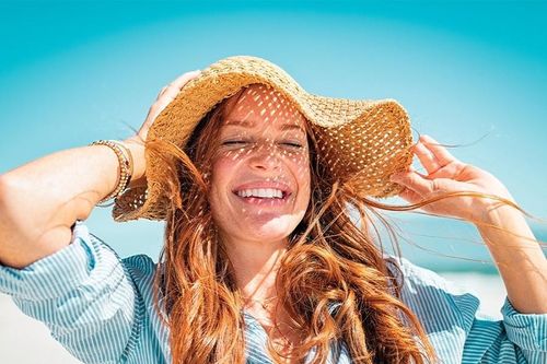 Chăm sóc bên ngoài và bổ sung chất béo lành mạnh giúp cải thiện làn da khô sạm tuổi trung niên