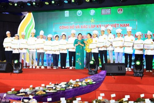 40 nghệ nhân chế biến, công diễn 200 món bánh từ gạo, nếp lập kỷ lục Việt Nam