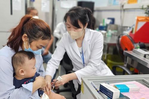 Trẻ tiêm vaccine 5 trong 1 muộn có ảnh hưởng không?