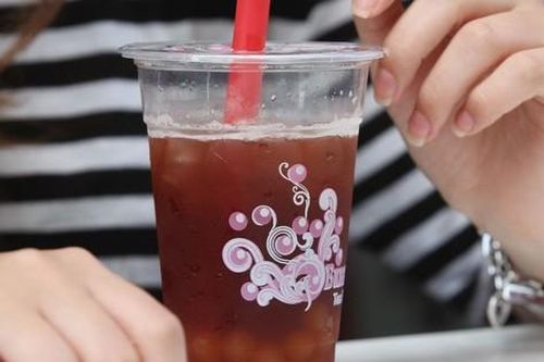 Loại bỏ 300 viên sỏi thận từ cô gái trẻ uống trà sữa thay nước