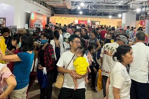 Người TPHCM bế cả con đi 'săn' hàng hiệu giảm giá tới 90%