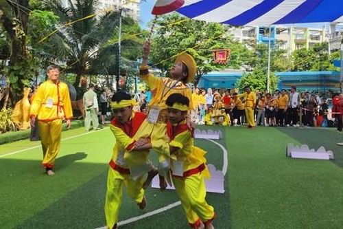 Học sinh TPHCM thích thú khi hóa thân thành nữ tướng cưỡi voi đánh trận