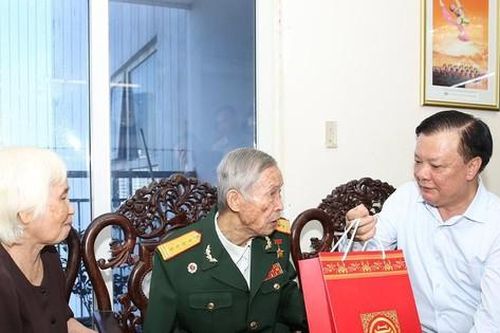 Bí thư Thành ủy Hà Nội thăm, tặng quà anh hùng La Văn Cầu