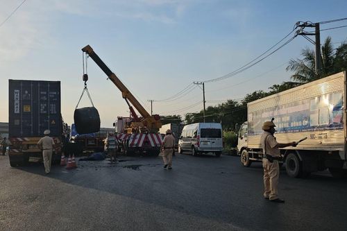 Cuộn sắt văng xuống đường, Quốc lộ 1 ùn ứ nhiều giờ