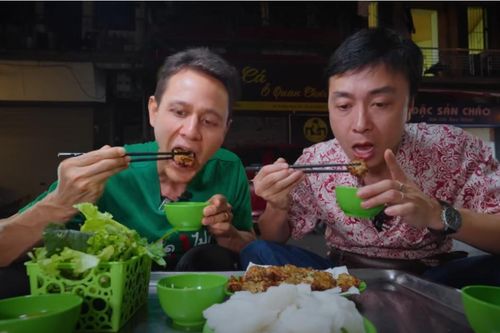Phản ứng bất ngờ của khách Tây khi lần đầu thưởng thức đặc sản chả rươi ở Hà Nội