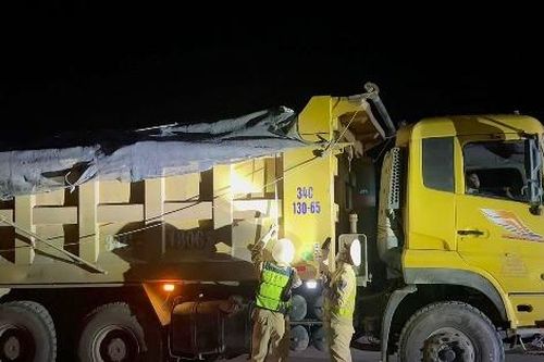 Kiểm tra đoàn ô tô trong đêm ở Quảng Ninh, lộ diện hàng loạt xe quá tải 'khủng'