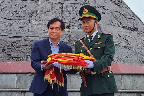 Trao 100 cờ Tổ quốc tặng Đồn Biên phòng Lũng Cú