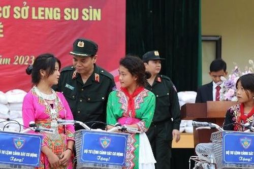 Bộ Tư lệnh Cảnh sát cơ động tổ chức chuỗi hoạt động tình nghĩa tại Điện Biên