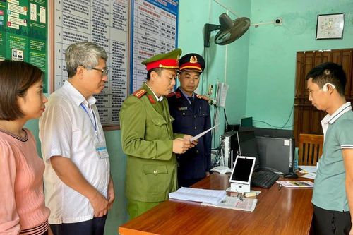 Vợ đập bàn uống bia khiến chồng và anh trai đánh nhau với bạn nhậu