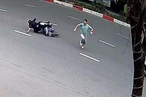 Xe máy 'xòe' trượt dài hàng chục mét, suýt tông trúng nam thanh niên đi bộ