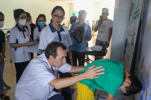 Vì sao ngày càng nhiều học sinh Việt Nam bị cong, vẹo cột sống?