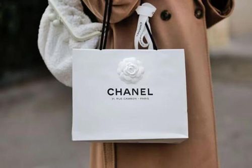 Túi giấy hàng hiệu trở thành phụ kiện 'hot trend' của các tín đồ thời trang