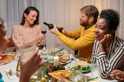 Bí quyết để bạn tiệc tùng cuối năm mà không bị rượu bia 'đánh gục'