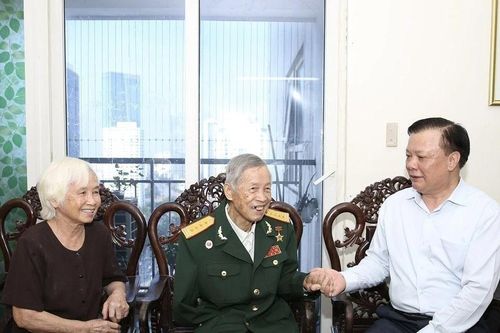 Bí thư Thành ủy Hà Nội Đinh Tiến Dũng thăm hỏi, tặng quà Anh hùng La Văn Cầu