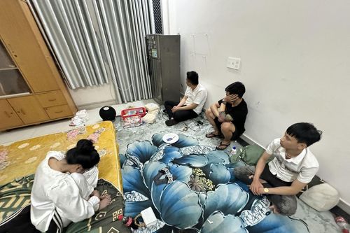 TP Hồ Chí Minh: 'Đột kích' căn nhà trong hẻm phát hiện nhiều đối tượng sử dụng ma túy
